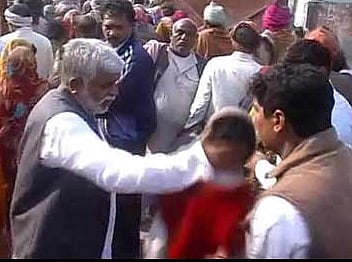  கிராமவாசியை "பளார்" என அறைந்த உபி அமைச்சர்